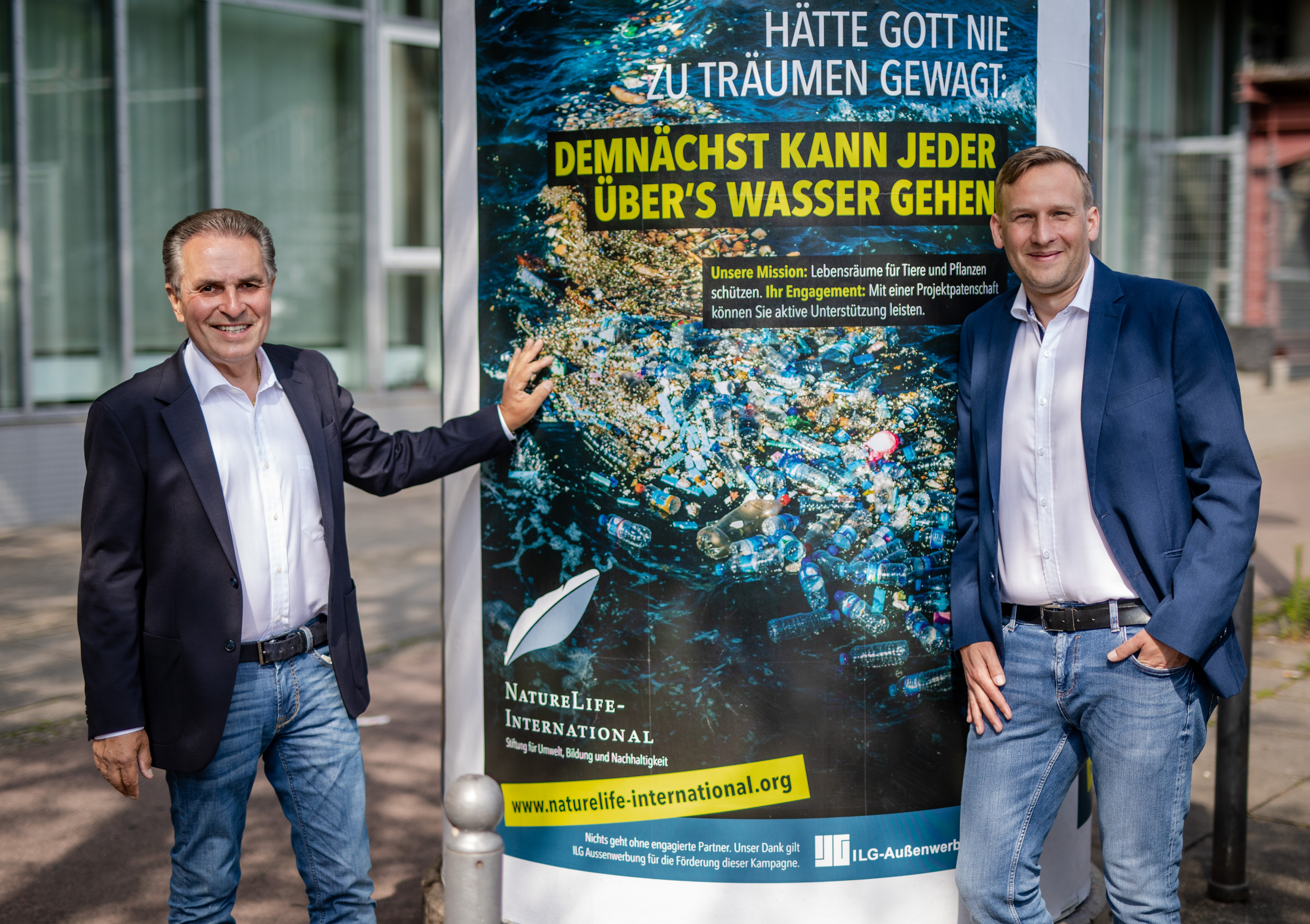 Mit einer außergewöhnlichen Plakataktion in der Metropolregion Stuttgart prangert die Umweltstiftung NatureLife jetzt die Umweltzerstörung durch Plastikmüll an. Claus-Peter Hutter, Präsident von NatureLife (links) und Patrick Wollny von ILG Aussenwerbungen präsentierten in Stuttgart die ersten Plakate